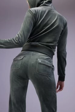 Juicy Couture DARK MOSS CLASSIC VELOUR DEL RAY POCKETED BOTTOMS 13 Juicy Couture DARK MOSS CLASSIC VELOUR DEL RAY POCKETED BOTTOMS -Juicy Couture 220817 JUICYCOUTURE SHOT 101 053Large 87815383 e918 4fc9 b830 e9a08d70acde