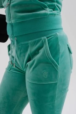 Juicy Couture MARINE GREENCLASSIC VELOUR DEL RAY POCKETED BOTTOMS 5 Juicy Couture MARINE GREENCLASSIC VELOUR DEL RAY POCKETED BOTTOMS -Juicy Couture SH26 AN ROBERTSONHOODIE JCAP176 507 MARINEGREEN DELRAYBOTTOMS JCAP180 507 MARINEGREEN JCPF23 4199